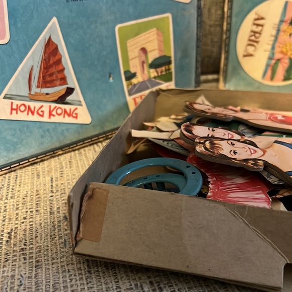 Vintage Lennon Sisters Traveling Case w/ 3 Dolls, Stands, 41 Costumes/Accesories - Picture 11 of 16